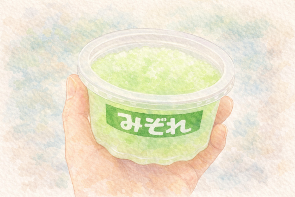 カップタイプのみぞれを手に持っているイメージの画像