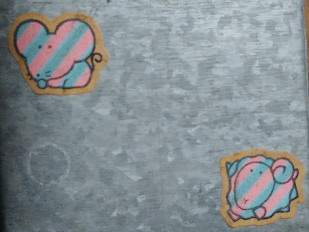 明治しましまクッキーのおまけアニマルシール、フェルトタイプの貼ってしまったもの