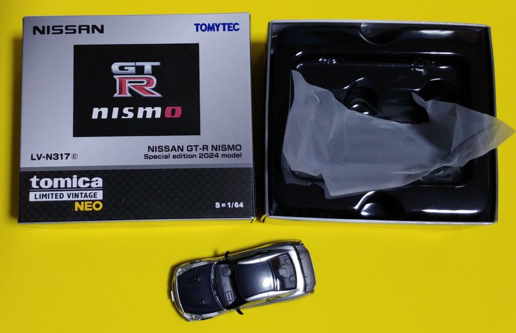 トミカリミテッドのGT-Rのパッケージ&車体の写真