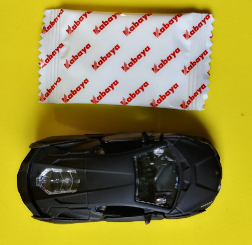 マジョレットミニカーとガムの写真