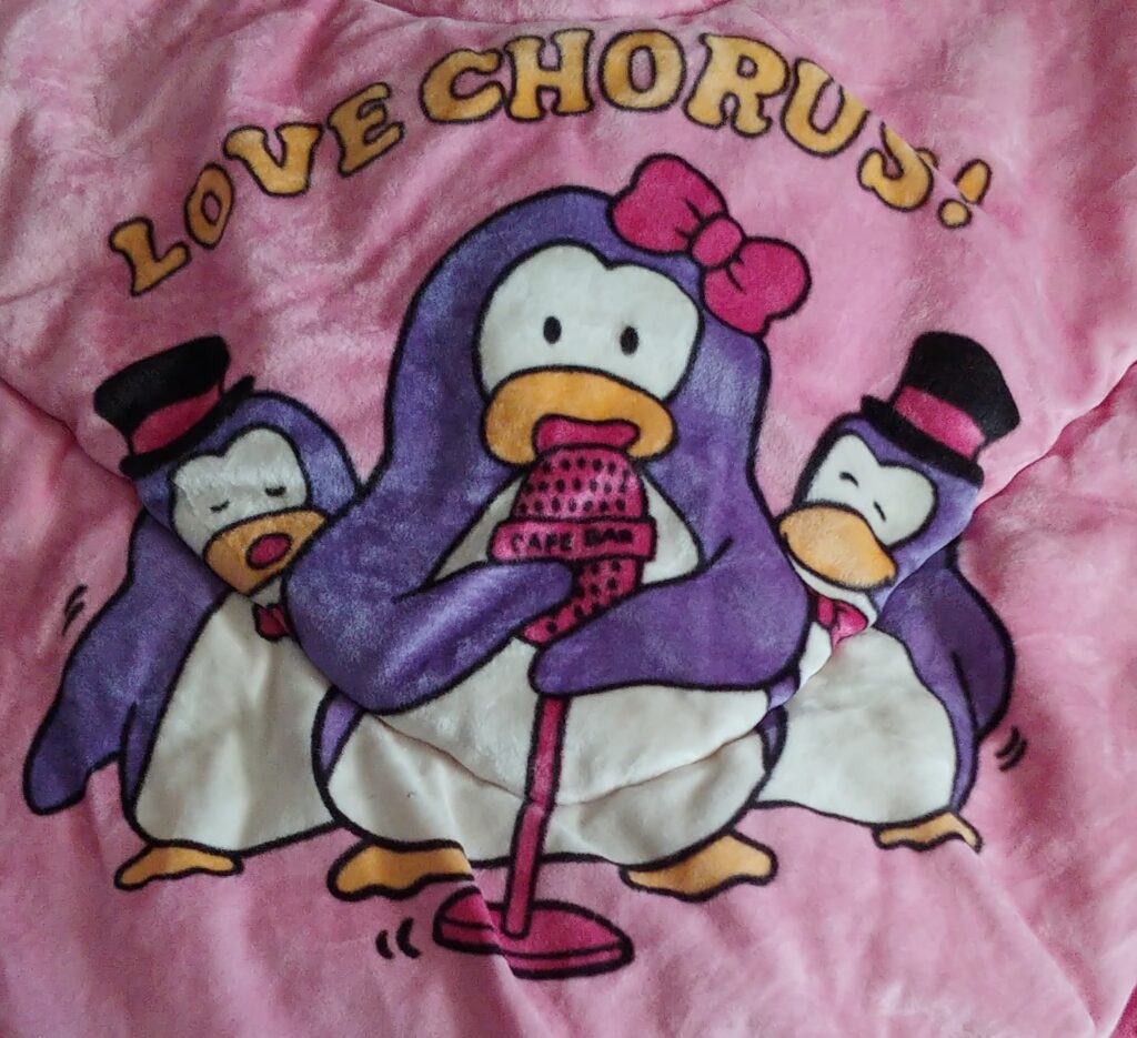 ペンギンのCMのキャラクターが描かれたこたつ布団