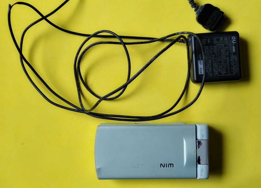 auのW52CAとアダプタ