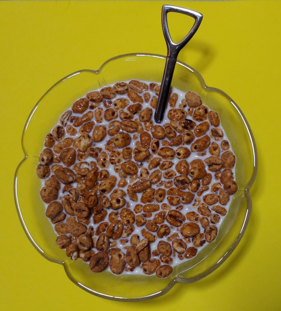 牛乳にムギムギを浸している所の画像